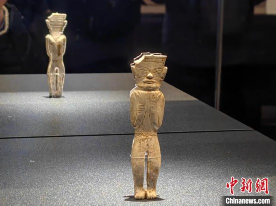 12月14日，“文明先鋒—凌家灘文化玉器展”在故宮博物院文華殿開幕。圖為展覽現(xiàn)場的立姿玉人。 中新社記者 應(yīng)妮 攝