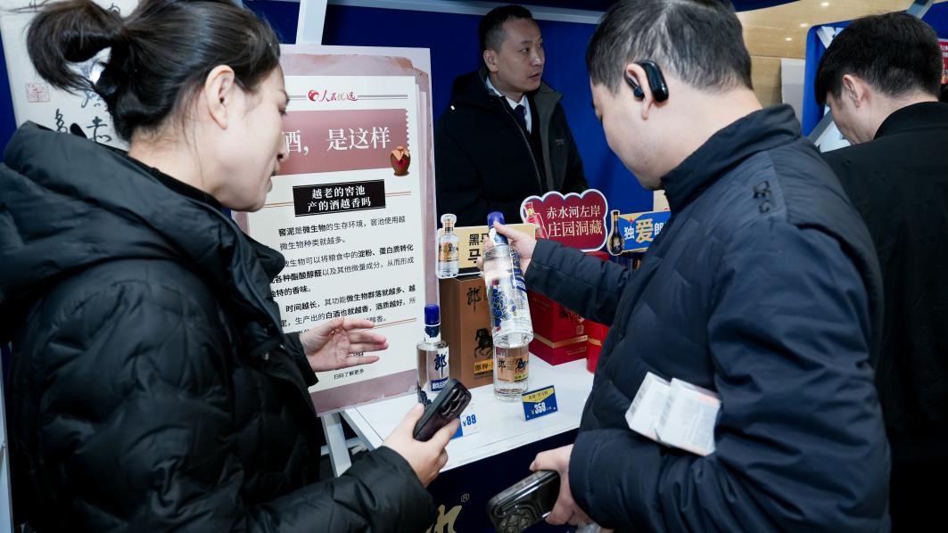 白酒展位負責(zé)人在為嘉賓介紹。張新攝