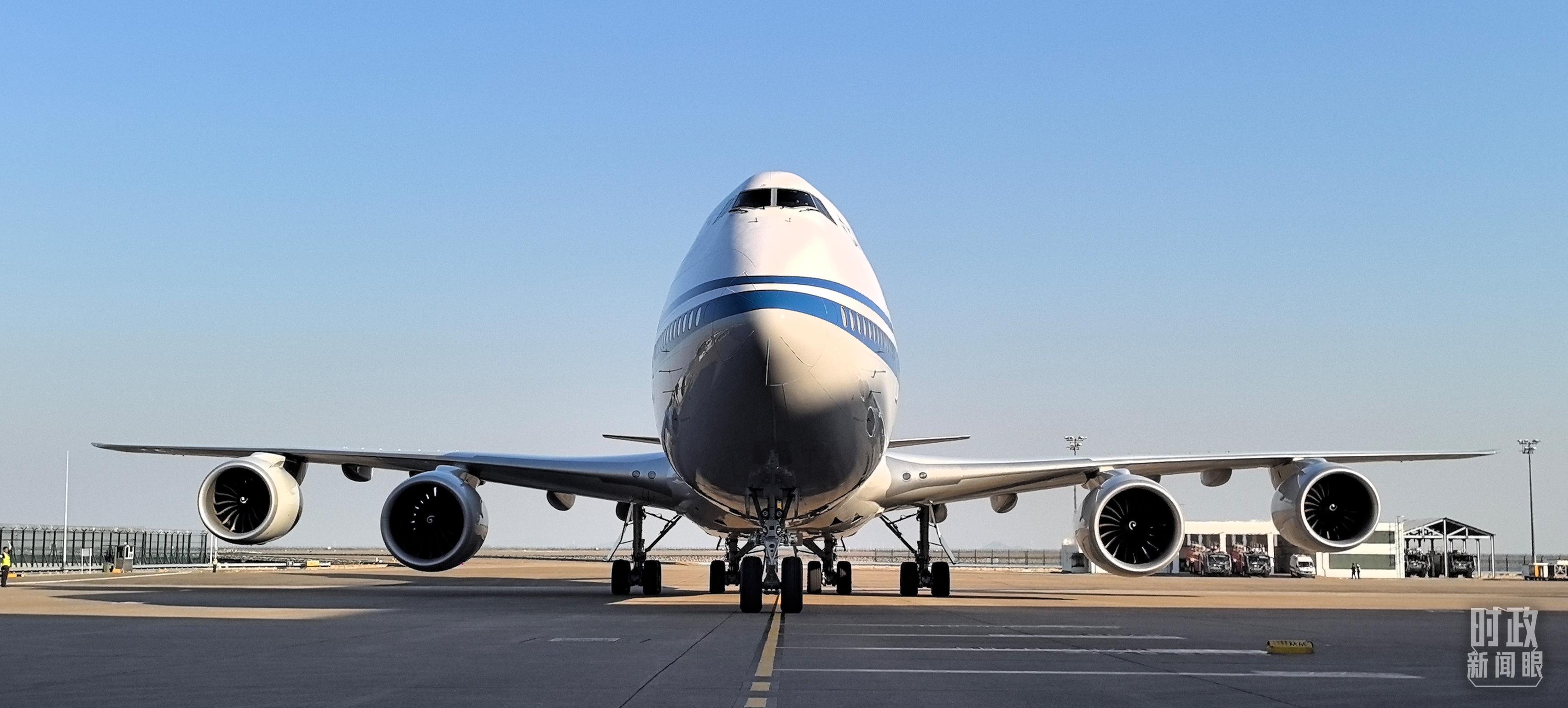 △習(xí)主席專機(jī)抵達(dá)澳門國(guó)際機(jī)場(chǎng)。（總臺(tái)央視記者王子杭拍攝）