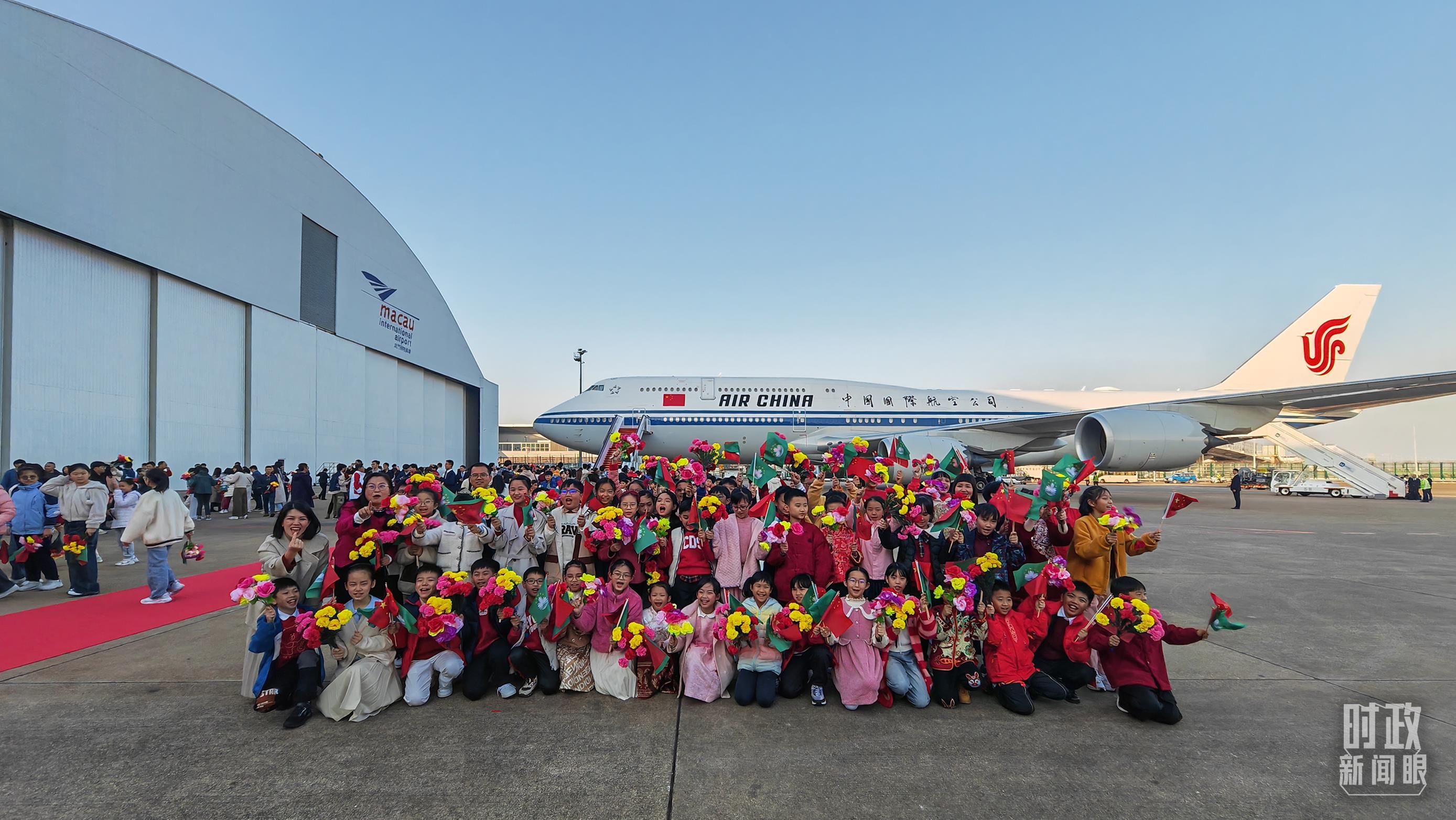 △歡迎儀式后，歡迎人群合影留念。（總臺(tái)央視記者劉琦拍攝）