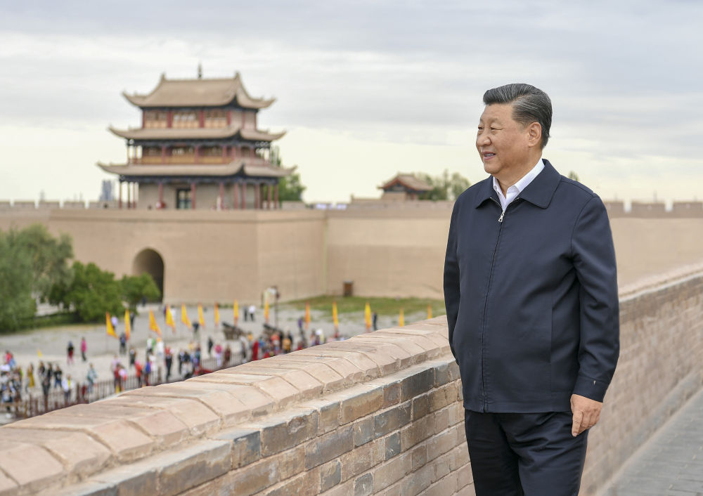 2019年8月20日上午，習(xí)近平總書記來到嘉峪關(guān)關(guān)城，登上城樓察看關(guān)城整體面貌，聽取河西走廊長城、關(guān)隘歷史文化情況介紹。新華社記者 謝環(huán)馳 攝