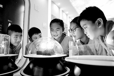 江西省南昌市青云客航天科創(chuàng)空間青少年科普館，孩子們在觀察光壓傳動試驗。鮑贛生攝/光明圖片