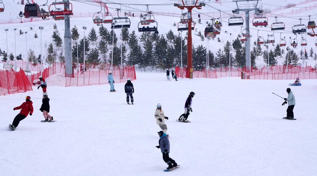 2025年1月8日，滑雪愛好者在新疆阿勒泰市將軍山滑雪場的雪道上滑行。新華社記者 張嘯誠 攝