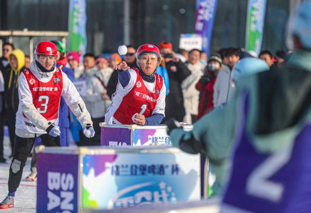 2024年12月30日，選手在“2024—2025遼寧省全民雪合戰(zhàn)冠軍賽”中“打雪仗”。新華社記者 潘昱龍 攝
