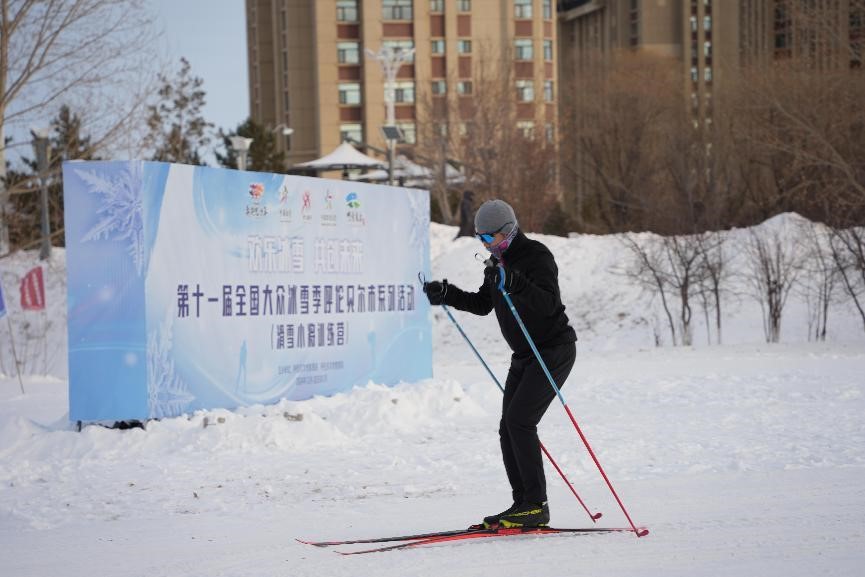 在呼倫貝爾，滑雪愛好者在城市越野滑雪公園內(nèi)滑雪。人民網(wǎng)記者 苗陽攝