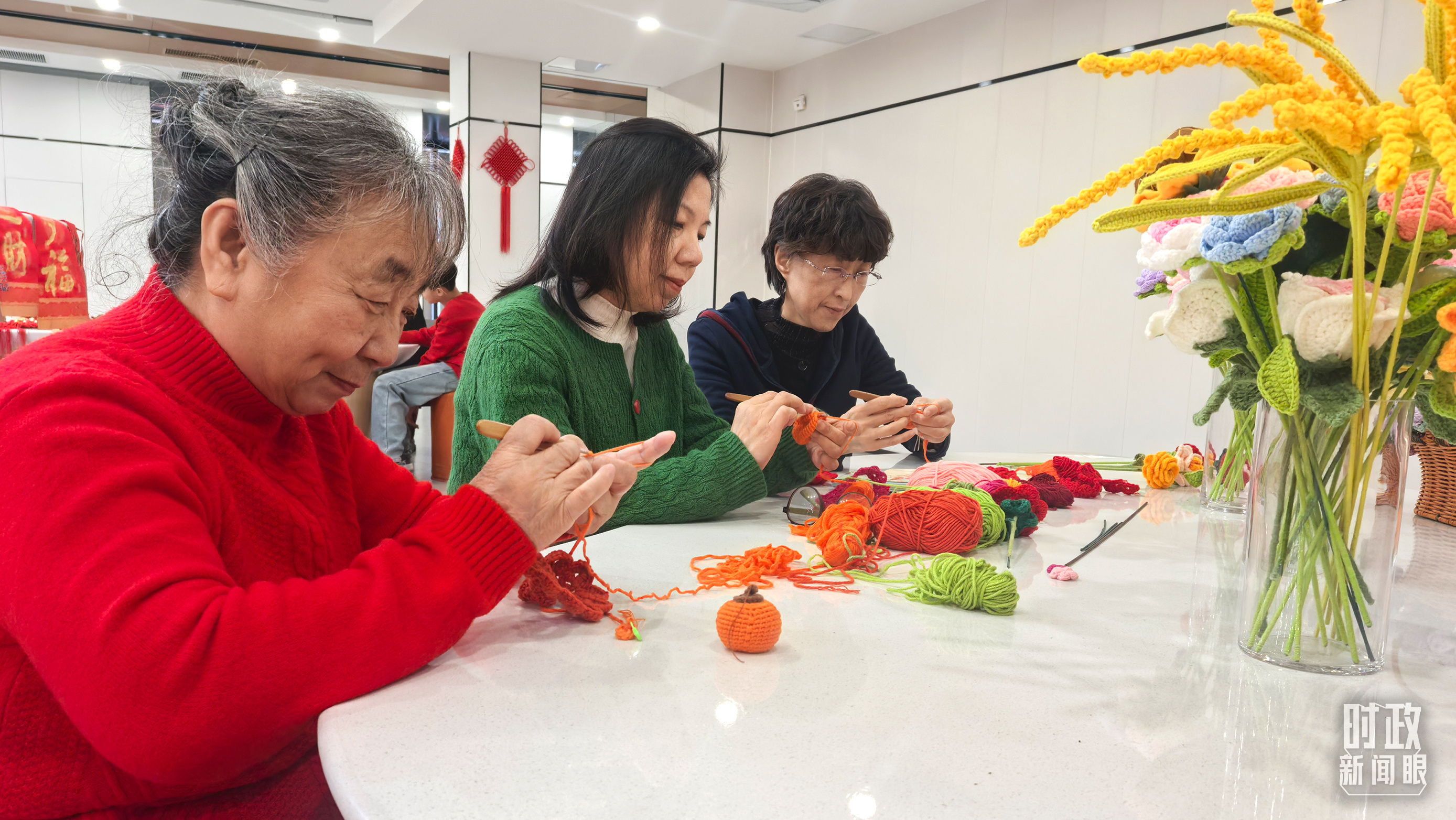 長安社區(qū)黨群服務中心里，居民們正在制作手工藝品。（總臺央視記者鐘銳拍攝）