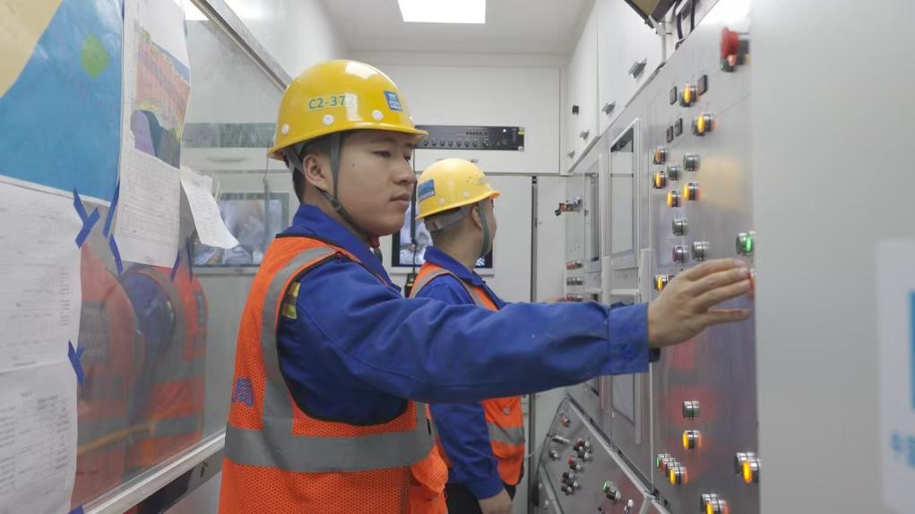 盾構(gòu)司機(jī)何曉波在駕駛室內(nèi)調(diào)試盾構(gòu)機(jī)參數(shù)。（劉芬攝）