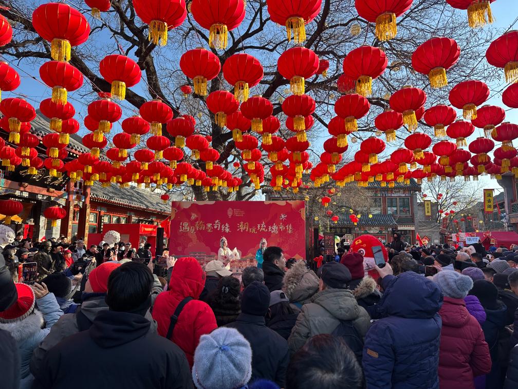1月29日，市民游客在北京廠甸廟會(huì)感受濃濃年味。新華社記者 楊淑君 攝