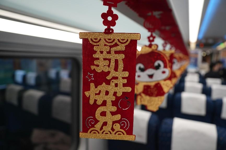 “井岡山號(hào)”列車春晚車廂布置。人民網(wǎng) 歐陽易佳攝