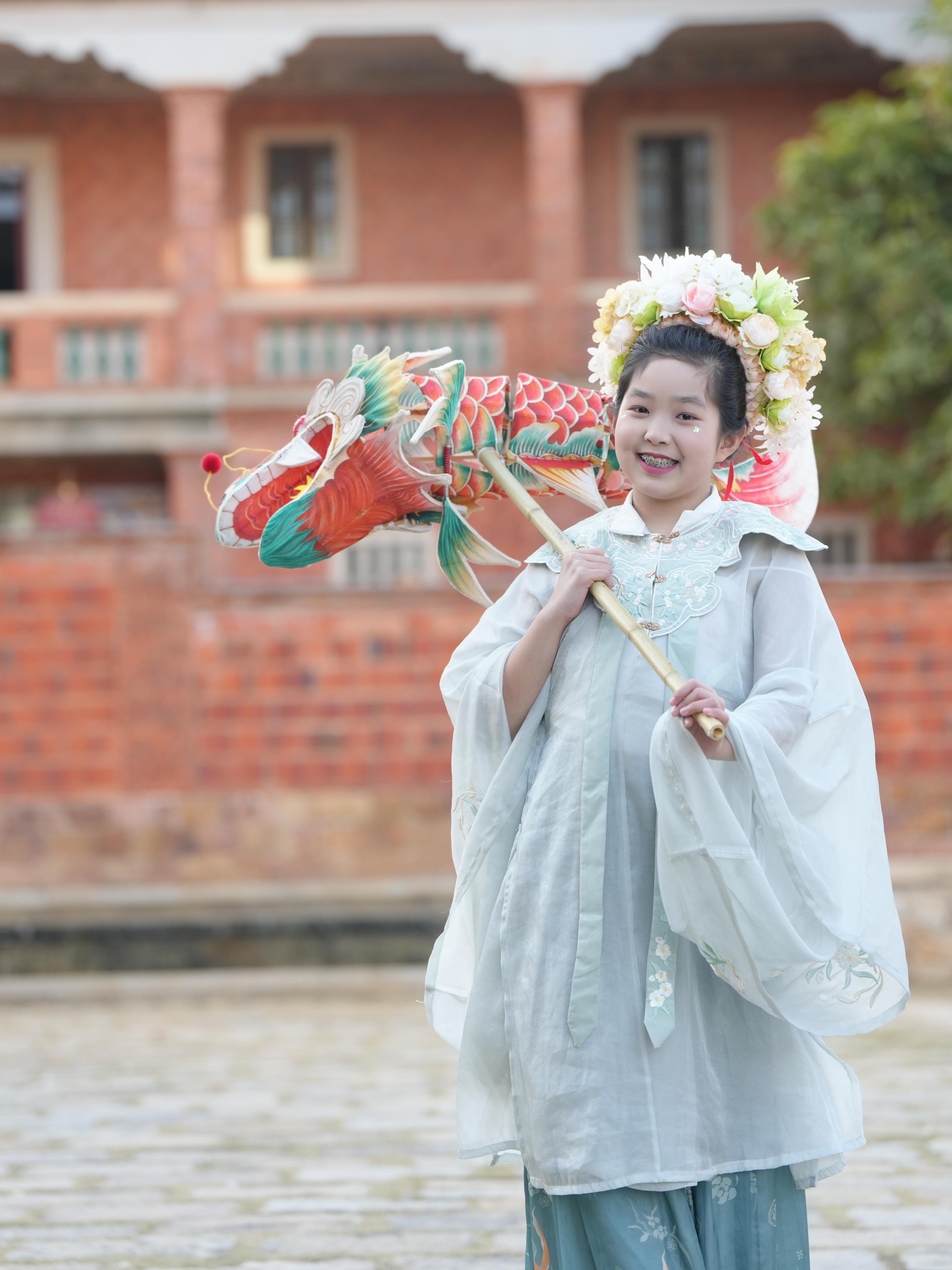 在泉州，沈女士為女兒拍下頭戴簪花的照片。受訪者供圖