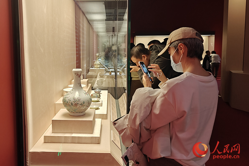 觀眾正在中國國家博物館參觀展覽。人民網(wǎng)記者 韋衍行攝