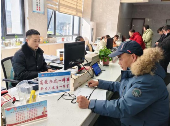 市民在 “高效辦成一件事” 窗口辦理業(yè)務(wù)。彭雪松攝