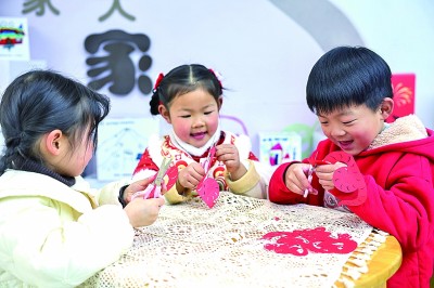 圖為孩子們在老師指導(dǎo)下制作蛇年主題剪紙。 新華社記者 徐昱攝