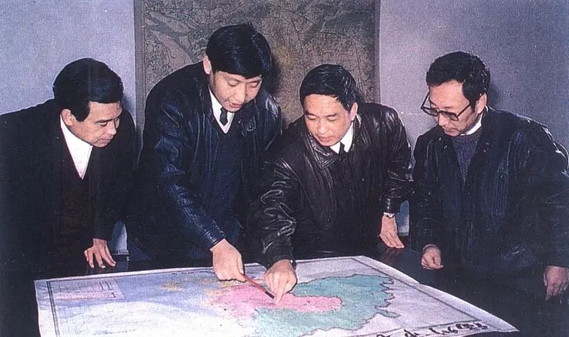 1991年12月，習(xí)近平與同事討論福州市戰(zhàn)略規(guī)劃設(shè)想。（圖源：《習(xí)近平在福州》）