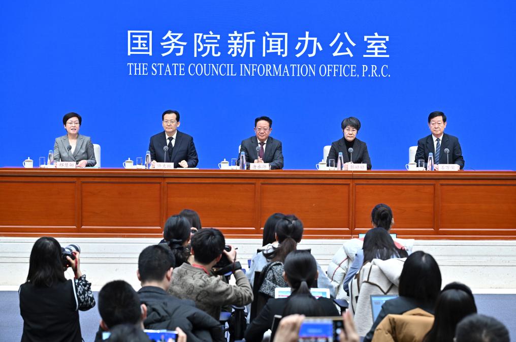 2月28日，國(guó)務(wù)院新聞辦公室在北京舉行國(guó)務(wù)院政策例行吹風(fēng)會(huì)，民政部副部長(zhǎng)唐承沛、財(cái)政部副部長(zhǎng)郭婷婷、自然資源部副部長(zhǎng)許大純、住房城鄉(xiāng)建設(shè)部副部長(zhǎng)姜萬(wàn)榮和國(guó)務(wù)院新聞辦公室新聞發(fā)言人介紹2024年國(guó)務(wù)院部門辦理全國(guó)人大代表建議和全國(guó)政協(xié)提案工作有關(guān)情況，并答記者問。新華社記者 李鑫 攝