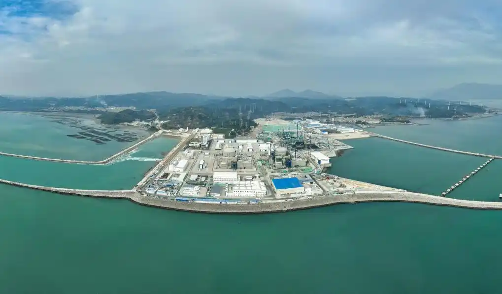 △2025年1月1日0時17分，經(jīng)過168小時滿功率連續(xù)運行考核，漳州核電1號機(jī)組正式投入商業(yè)運行。