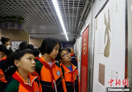 圖為學(xué)生參觀青海省博物館“1+3”主題流動展覽，了解木舞俑。中新社記者 馬銘言 攝