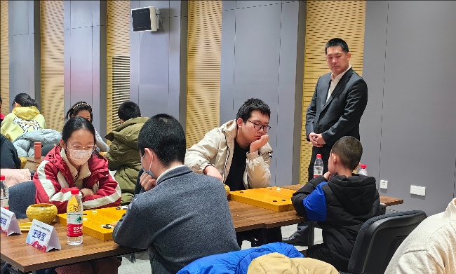 常昊觀戰(zhàn)年輕棋手們比賽。人民網(wǎng)記者 李乃妍攝