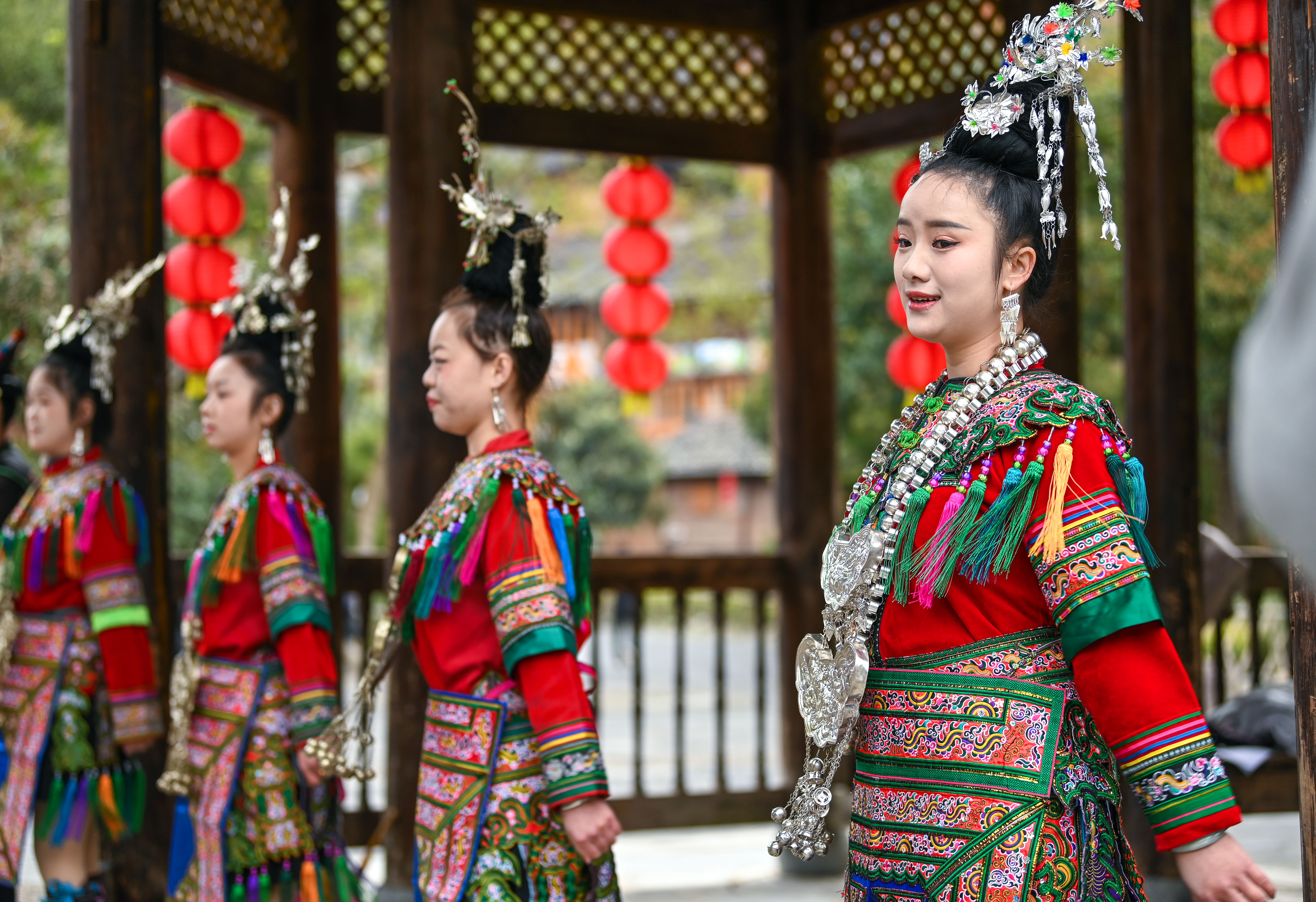  2025年3月18日，侗族群眾在貴州省黎平縣肇興侗寨給游客演唱侗族大歌。