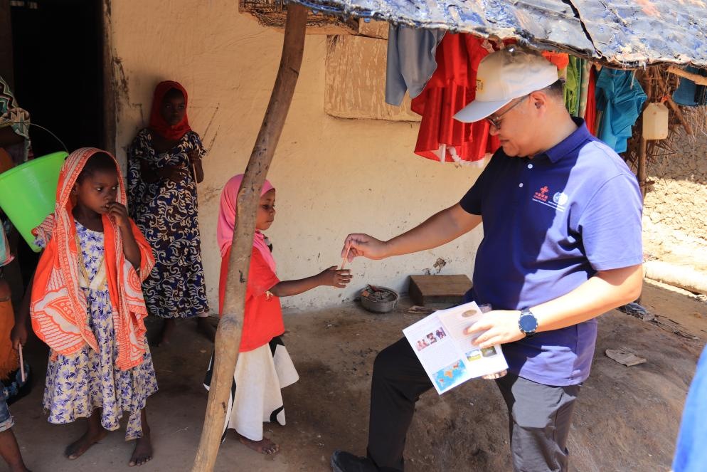 專家組向村民發(fā)放健康教育手冊和健康教育用品。專家組供圖