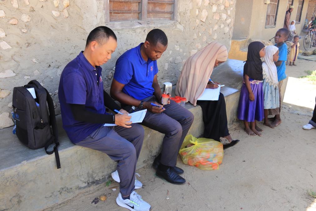 專家組指導(dǎo)非方疾控人員開展疾病篩查工作。專家組供圖