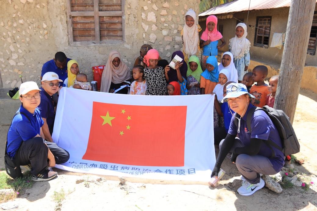 專家組與當(dāng)?shù)卮迕窈嫌啊＜医M供圖