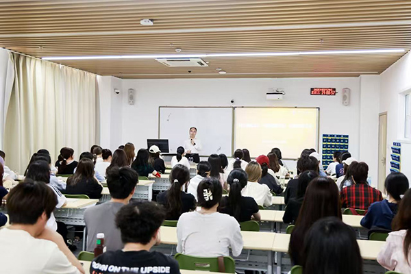 深圳職業(yè)技術(shù)大學(xué)黨委副書記、校長(zhǎng)許建領(lǐng)為學(xué)生授課。學(xué)校供圖