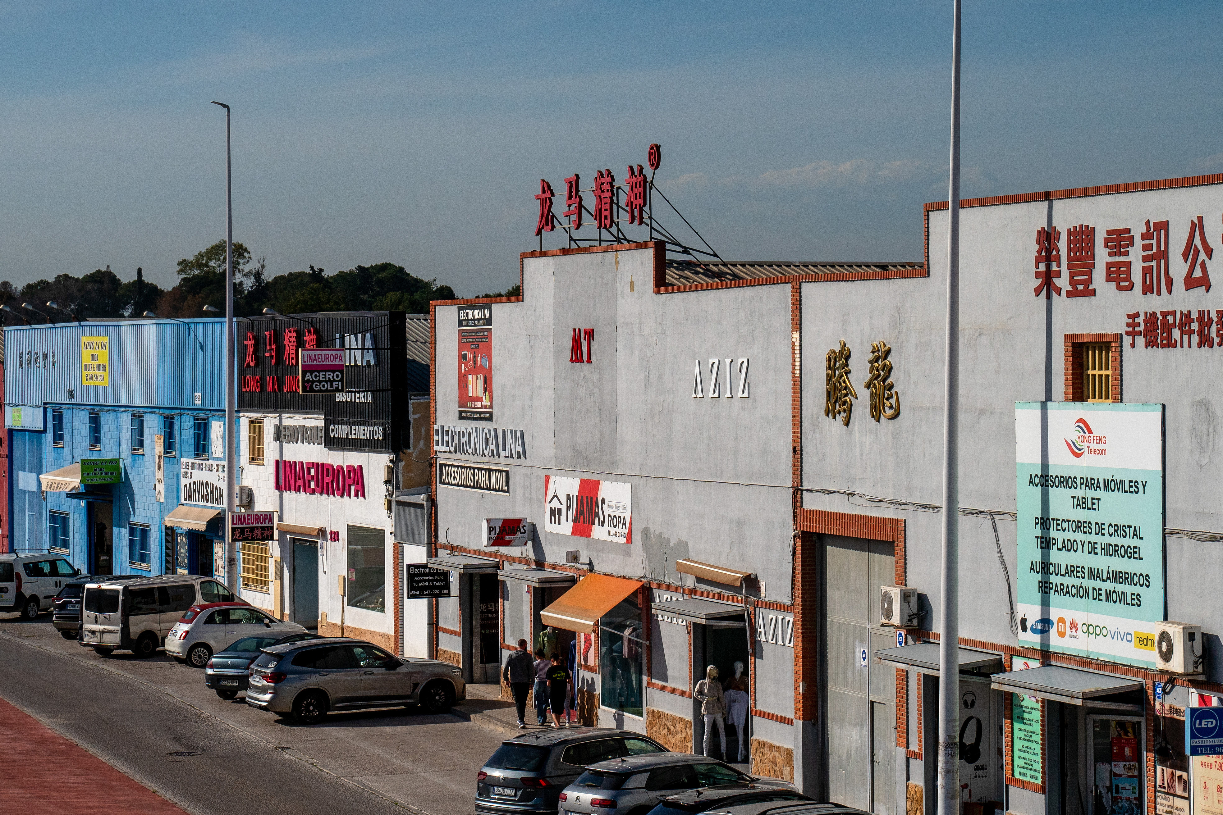 當(dāng)?shù)貢r(shí)間2025年4月10日，西班牙瓦倫西亞國際機(jī)場(chǎng)附近的中資批發(fā)零售商店。