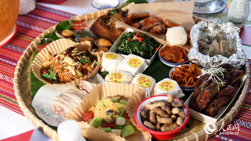 長桌宴上擺滿了海南特色佳肴。人民網記者 符武平攝