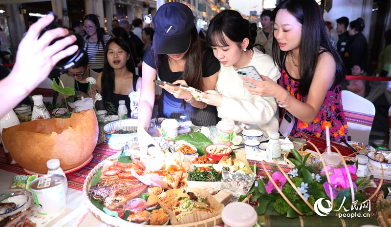 游客拍照打卡體驗長桌宴。人民網記者 符武平攝