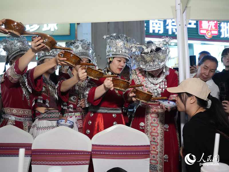 游客體驗互動演出《高山流水》。人民網記者 張力洋攝