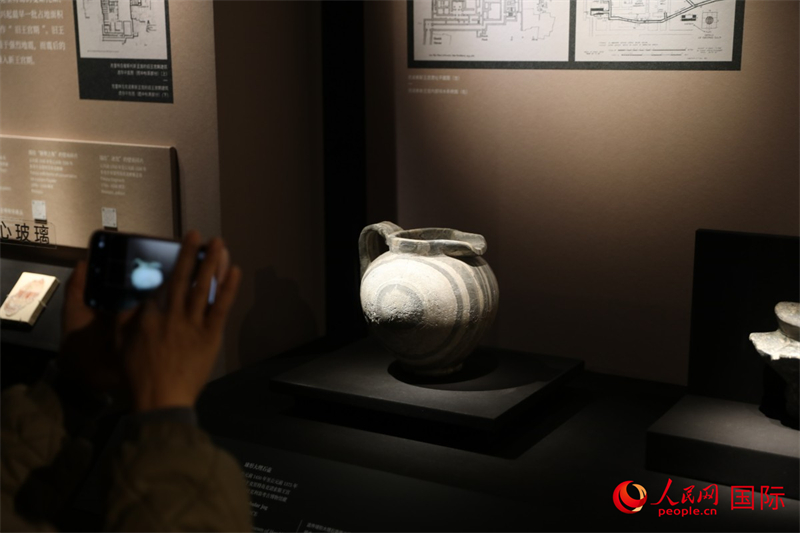 參觀(guān)者在拍攝。4月14日，來(lái)自希臘伊拉克利翁考古博物館的文物在故宮博物院展出。（人民網(wǎng) 張澤宇攝）