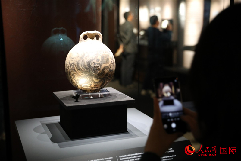 參觀(guān)者在拍攝。4月14日，來(lái)自希臘伊拉克利翁考古博物館的文物在故宮博物院展出。（人民網(wǎng) 張澤宇攝）
