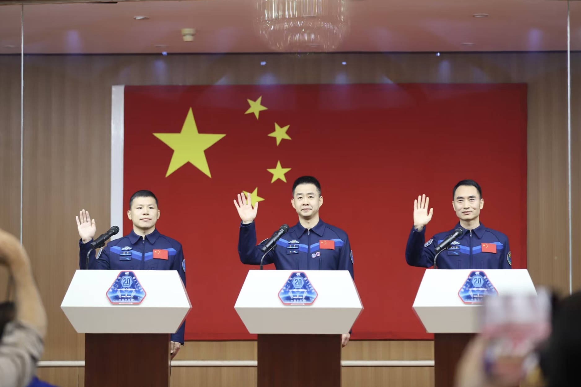 4月23日，神舟二十號(hào)航天員乘組在酒泉衛(wèi)星發(fā)射中心問(wèn)天閣與中外媒體記者集體見(jiàn)面。人民網(wǎng)記者 黃帆攝