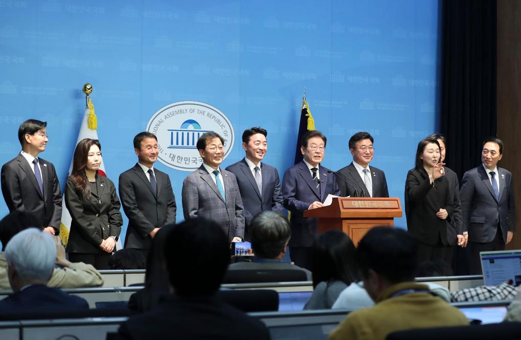 4月11日，李在明在韓國(guó)首爾舉行的新聞發(fā)布會(huì)上介紹他的總統(tǒng)競(jìng)選團(tuán)隊(duì)。新華社記者姚琪琳攝