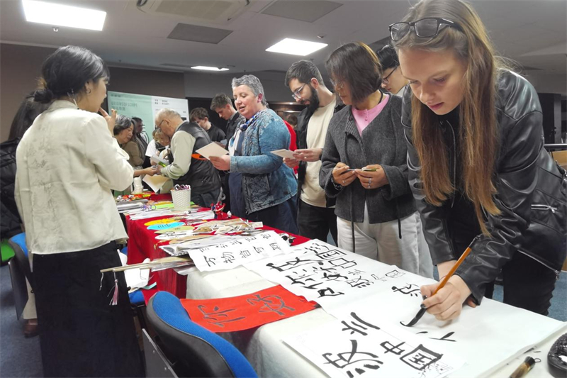現(xiàn)場來賓體驗中國傳統(tǒng)文化。中國駐波蘭大使館供圖。