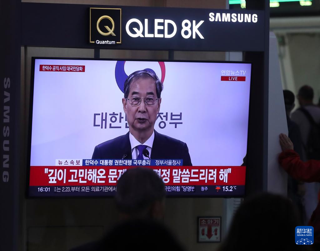 5月1日，在韓國首爾火車站，民眾觀看韓德洙辭職的新聞。新華社記者 姚琪琳 攝