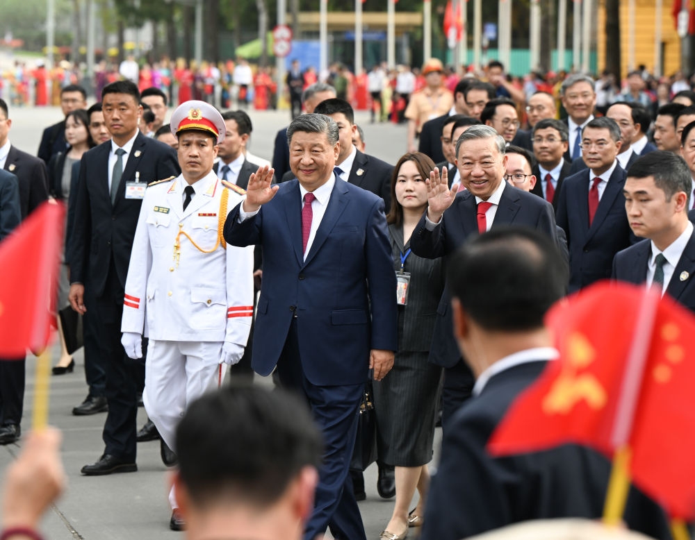 4月14日，中共中央總書記、國家主席習近平抵達河內(nèi)對越南進行國事訪問。當日下午，越共中央總書記蘇林為習近平舉行隆重歡迎儀式。這是歡迎儀式后，習近平和蘇林一同步行前往越共中央駐地舉行會談時，向歡迎人群揮手致意。新華社記者 張領(lǐng) 攝