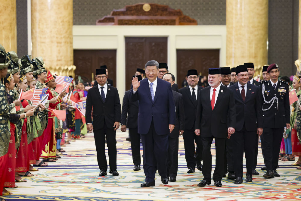 4月16日上午，馬來西亞最高元首易卜拉欣在馬來西亞國家王宮同中國國家主席習近平舉行會見。會見后，習近平出席易卜拉欣舉行的歡迎宴會。這是習近平向歡迎人群揮手致意。新華社記者 黃敬文 攝