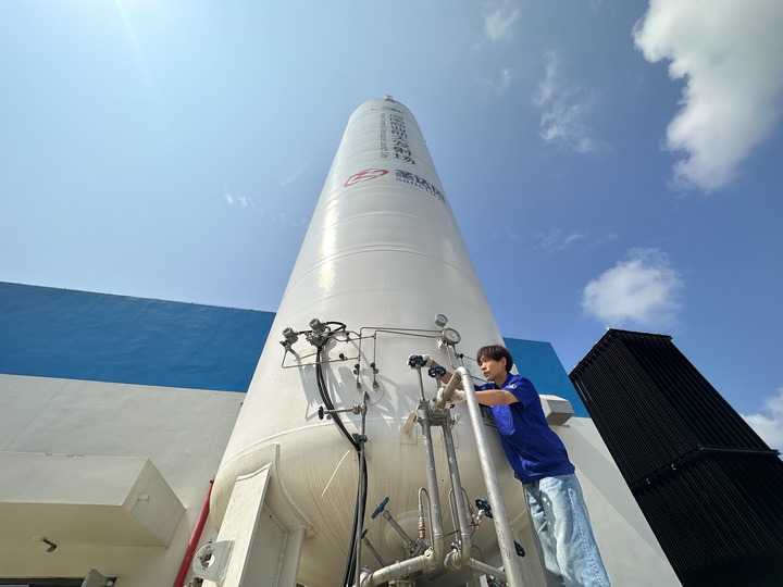 陳恩偉在海南商業(yè)航天發(fā)射場(chǎng)技術(shù)區(qū)罐區(qū)進(jìn)行液氮轉(zhuǎn)注前準(zhǔn)備。新華社記者 陳凱姿 攝