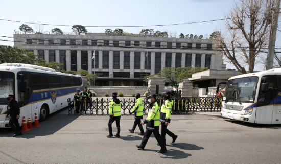 4月3日，在韓國(guó)首爾，警察在韓國(guó)憲法法院前執(zhí)勤。新華社記者姚琪琳攝