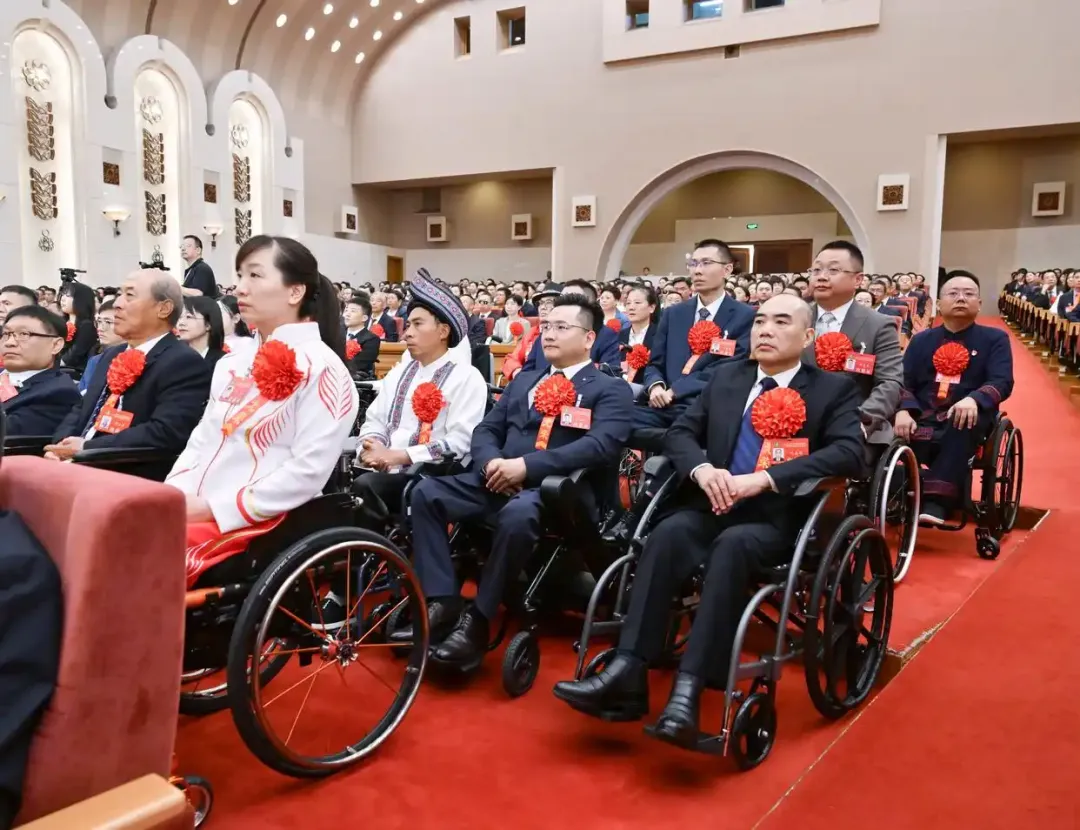 2025年5月16日，第七次全國自強(qiáng)模范暨助殘先進(jìn)表彰大會(huì)在北京召開。大會(huì)表彰了200名“全國自強(qiáng)模范”、200個(gè)“全國殘疾人工作先進(jìn)集體”和60名“全國殘疾人工作先進(jìn)個(gè)人”。