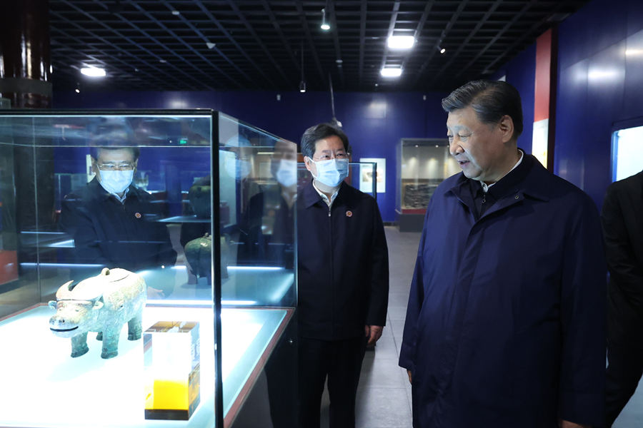 2022年10月28日，習(xí)近平總書記在安陽(yáng)市殷墟博物館考察。新華社記者 鞠鵬 攝
