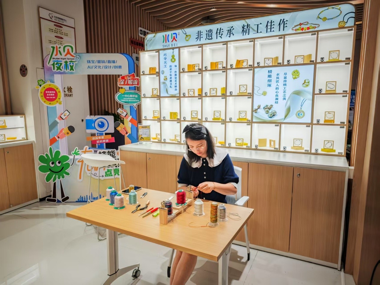 水貝夜校學(xué)員正在展示手工編繩過程。人民網(wǎng) 肖聰聰攝