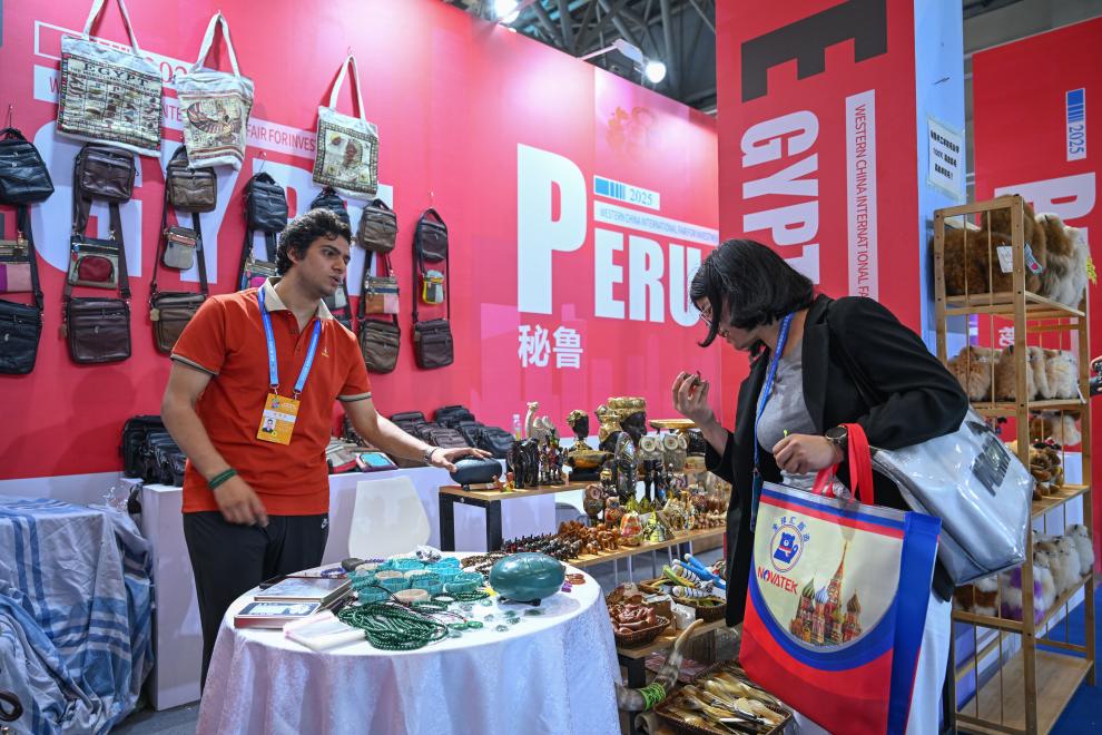 5月22日，外國展商在西洽會現(xiàn)場向參觀者介紹產(chǎn)品。新華社記者 陳誠 攝