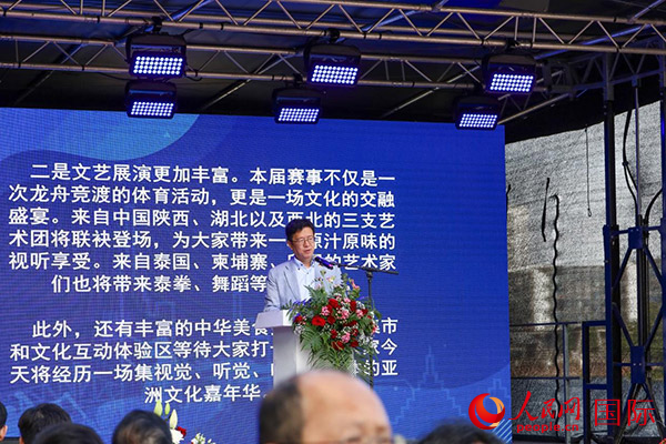 中國駐法蘭克?？傤I(lǐng)事黃昳揚(yáng)在致辭中對龍舟賽表示熱烈祝賀。人民網(wǎng) 依琳攝