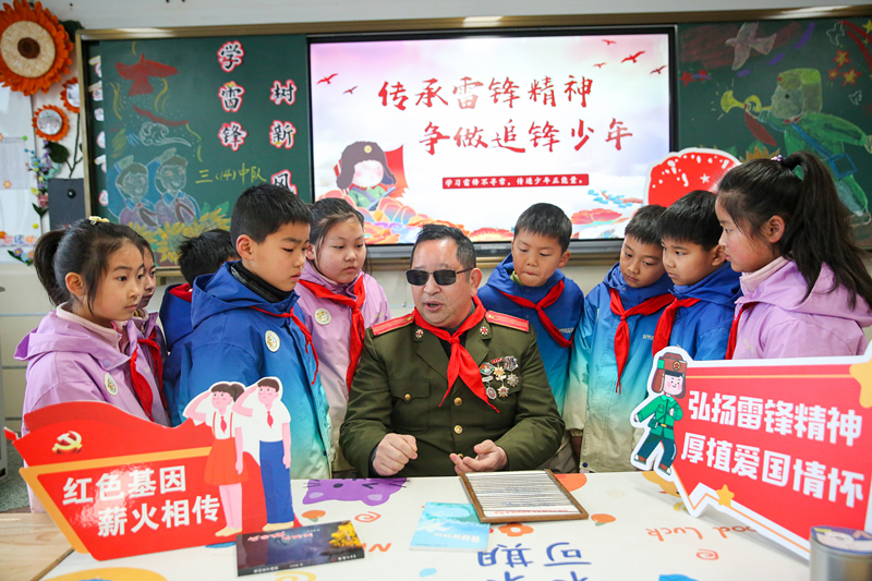 2025年3月3日，江蘇南通如皋市安定小學(xué)里，傷殘軍人許波銀在思政小課堂上向?qū)W生講述雷鋒故事。