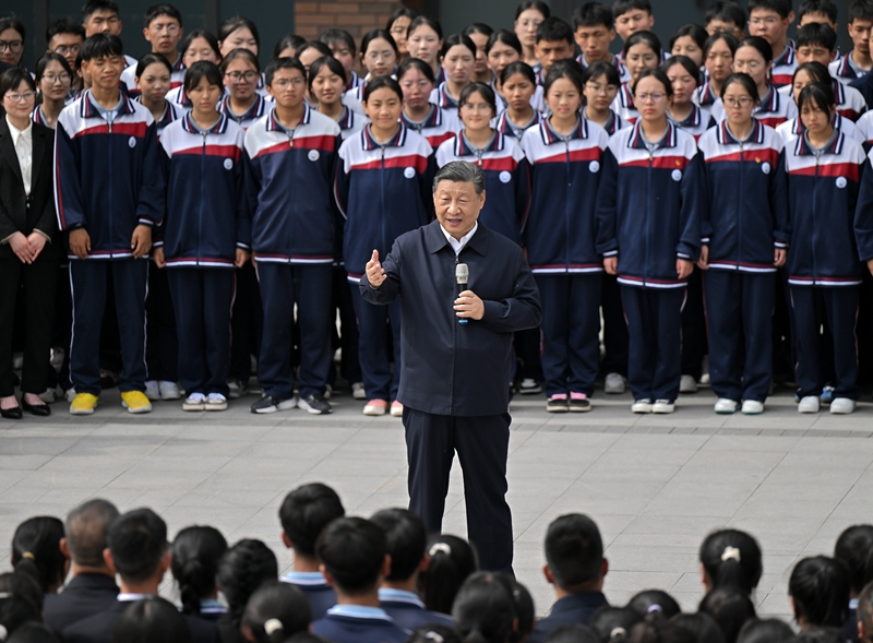 2024年6月18日，習(xí)近平總書記在青海果洛西寧民族中學(xué)考察時(shí)，同師生們親切交流。