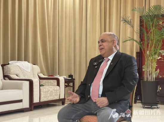 上合組織副秘書長索海爾·汗在專訪中。石榴云/新疆日報記者 劉翔攝