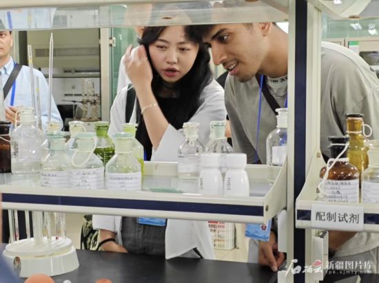 5月26日，2025上合組織國家媒體合作論壇嘉賓參觀新奇康藥業(yè)股份有限公司實驗室。石榴云/新疆日報記者 宋海波攝